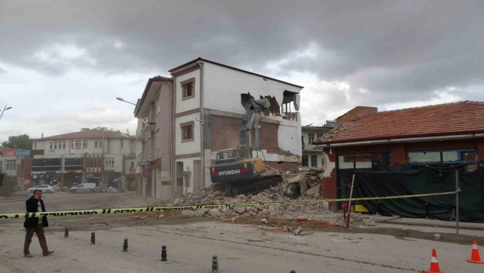 Akçadağ'da ağır hasarlı binaların yıkımlarında sona gelindi