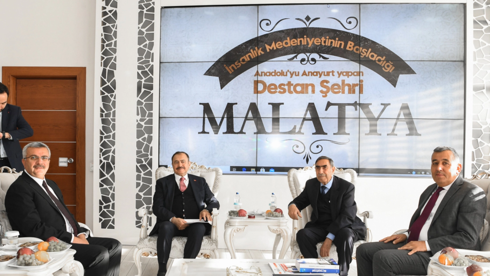 AKP Milletvekili Veysel Eroğlu, Malatya Büyükşehir Belediyesini ziyaret etti