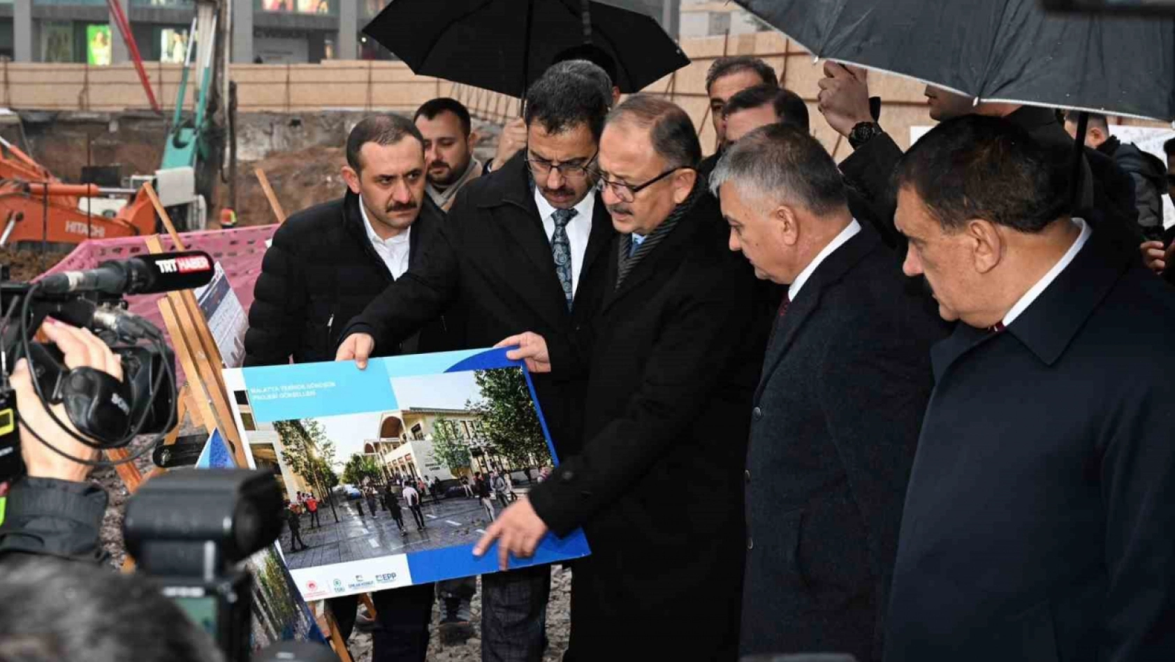 Bakan Özhaseki, Malatya'da çarşı merkezi projesini yerinde inceledi