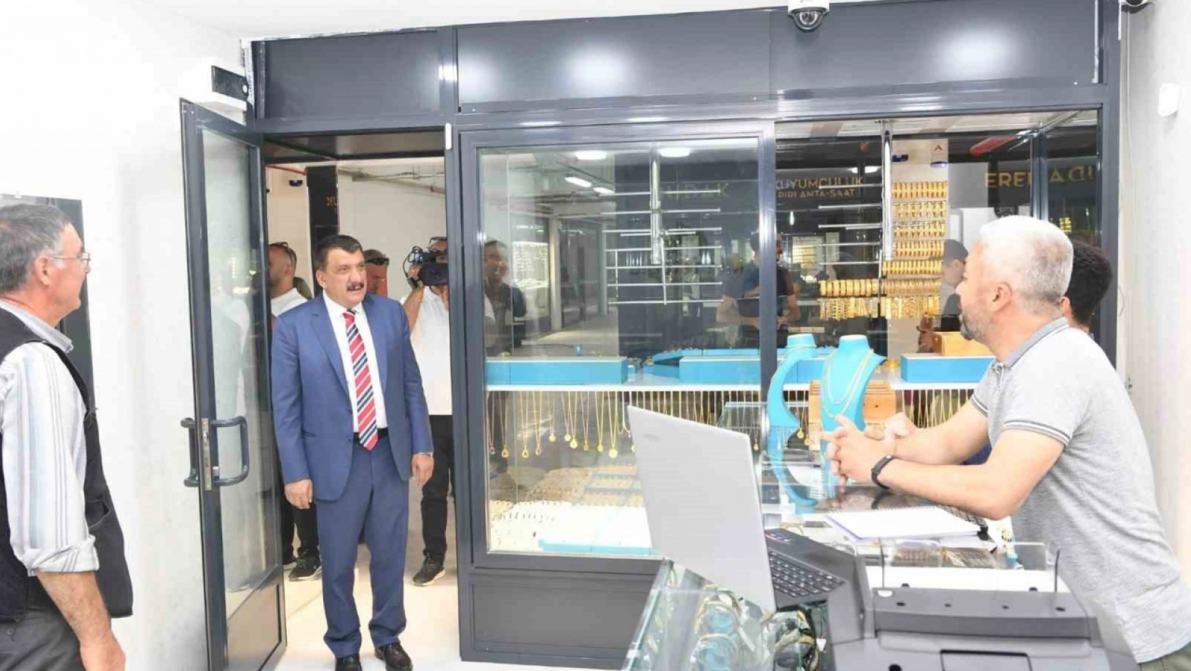 Başkan Gürkan Yeni Kuyumcular Çarşısında incelemelerde bulundu