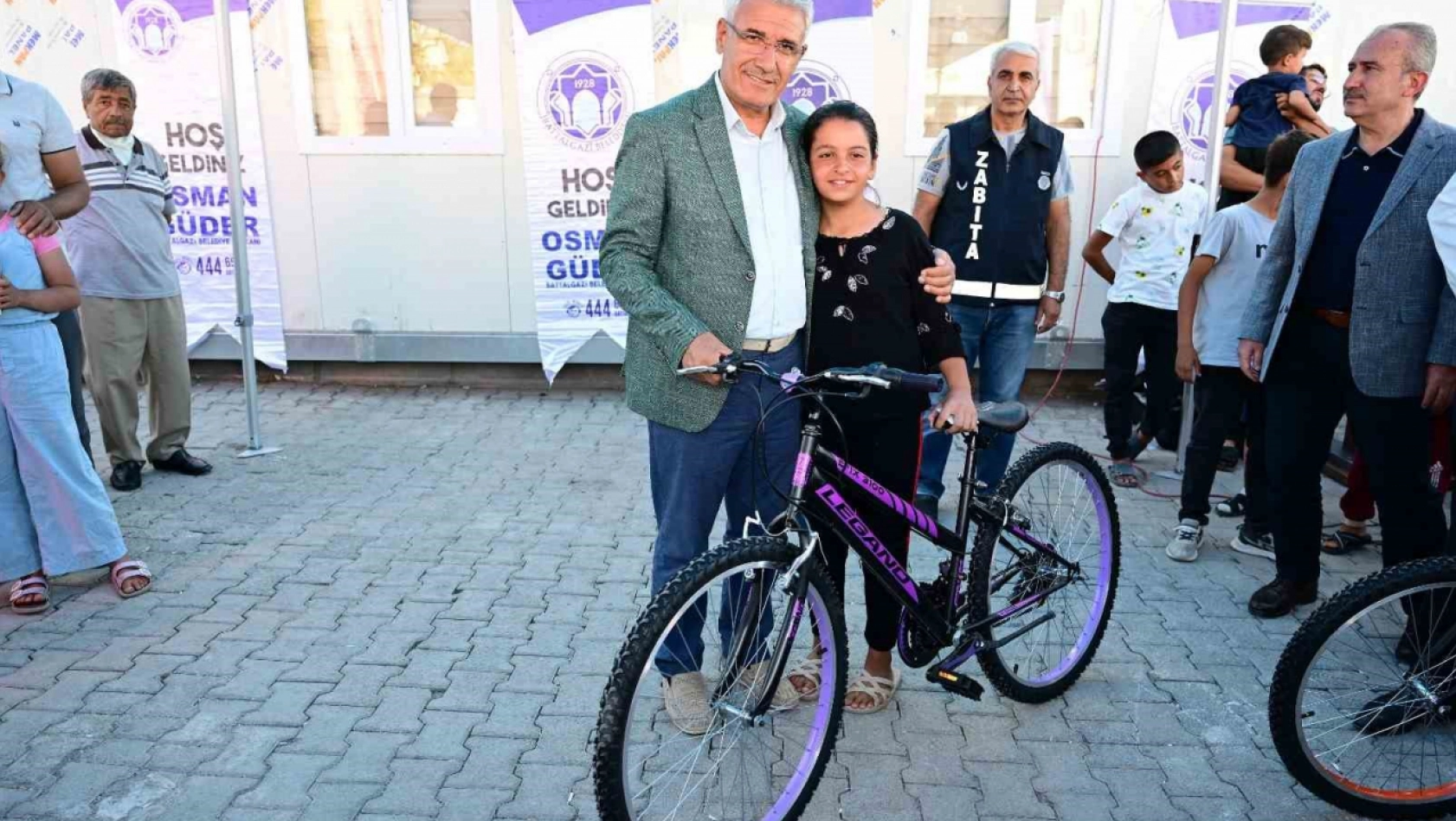 Battalgazi'de depremzede çocuklara bisiklet hediye edildi