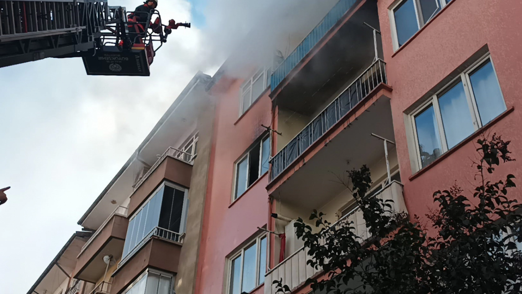 Çıkan yangında mahsur kalan bina sakinleri tahliye edildi