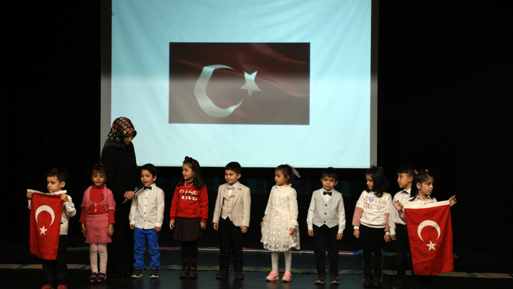 Çocuklar Yarıyıl karnelerini Selahattin Gürkan'ın elinden aldı