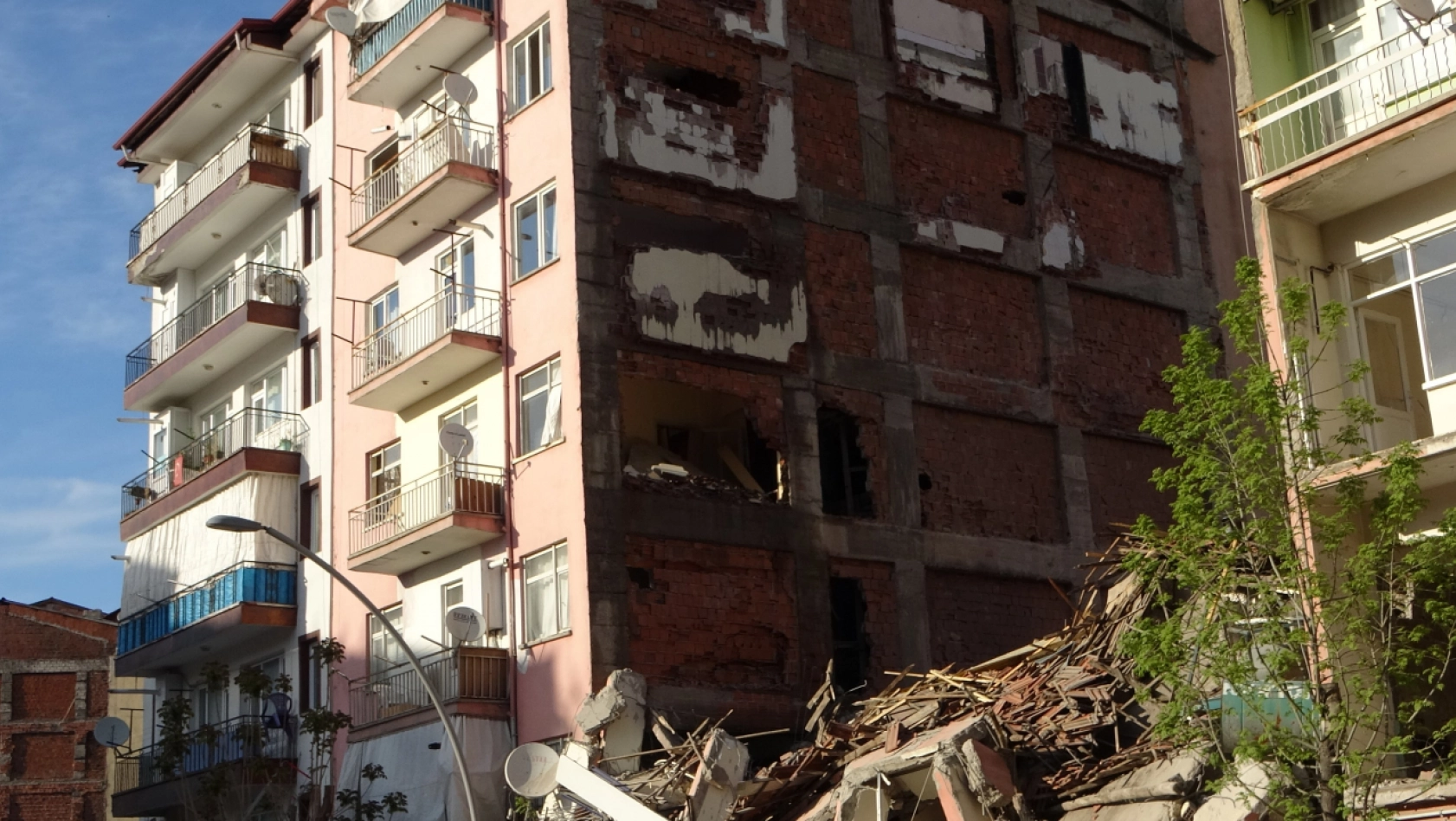 Çöken binanın yanındaki evden 4 kişi kurtarıldı