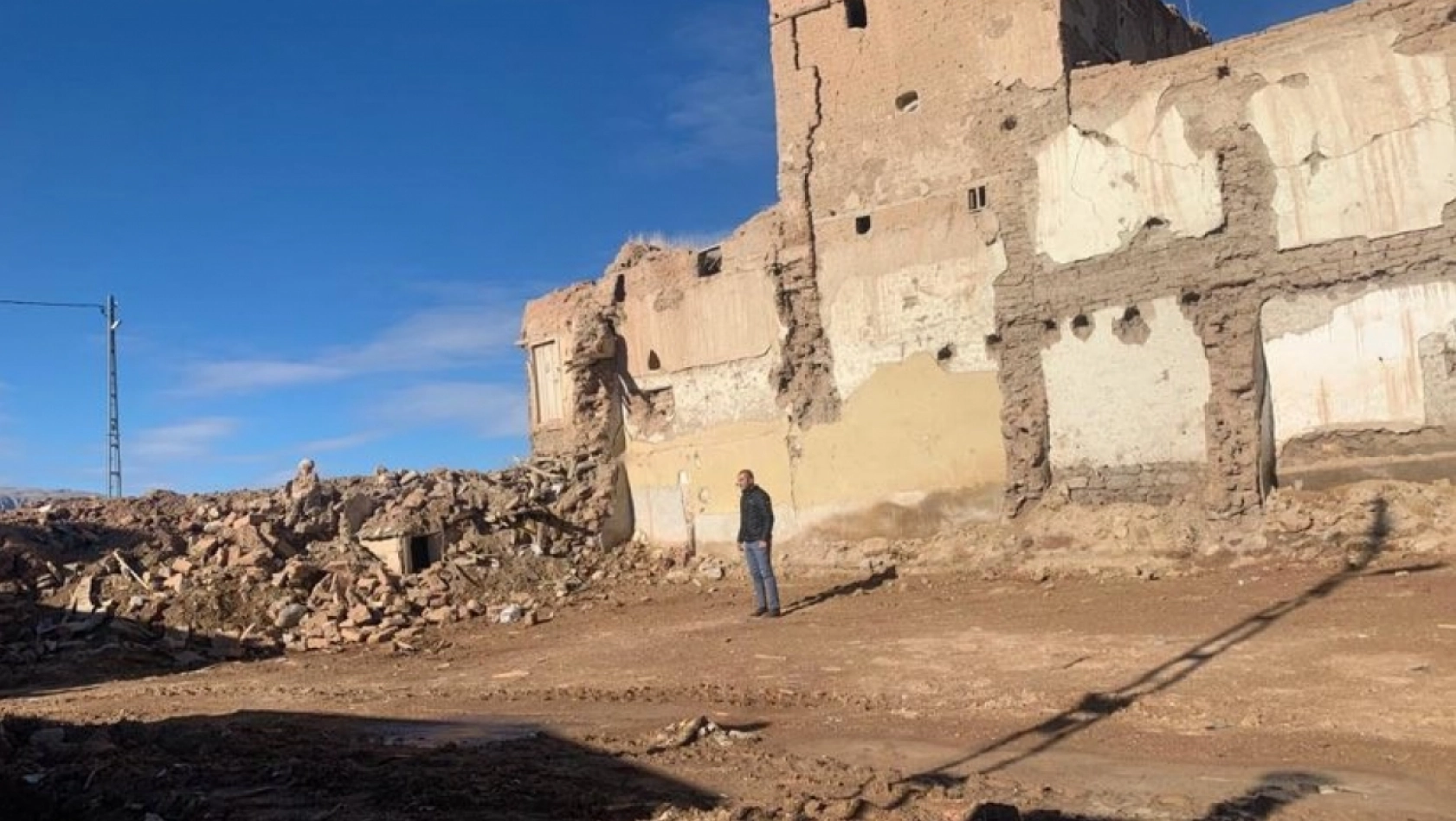 Depremde ağır hasar alan 2 kerpiç ev kendiliğinden yıkıldı