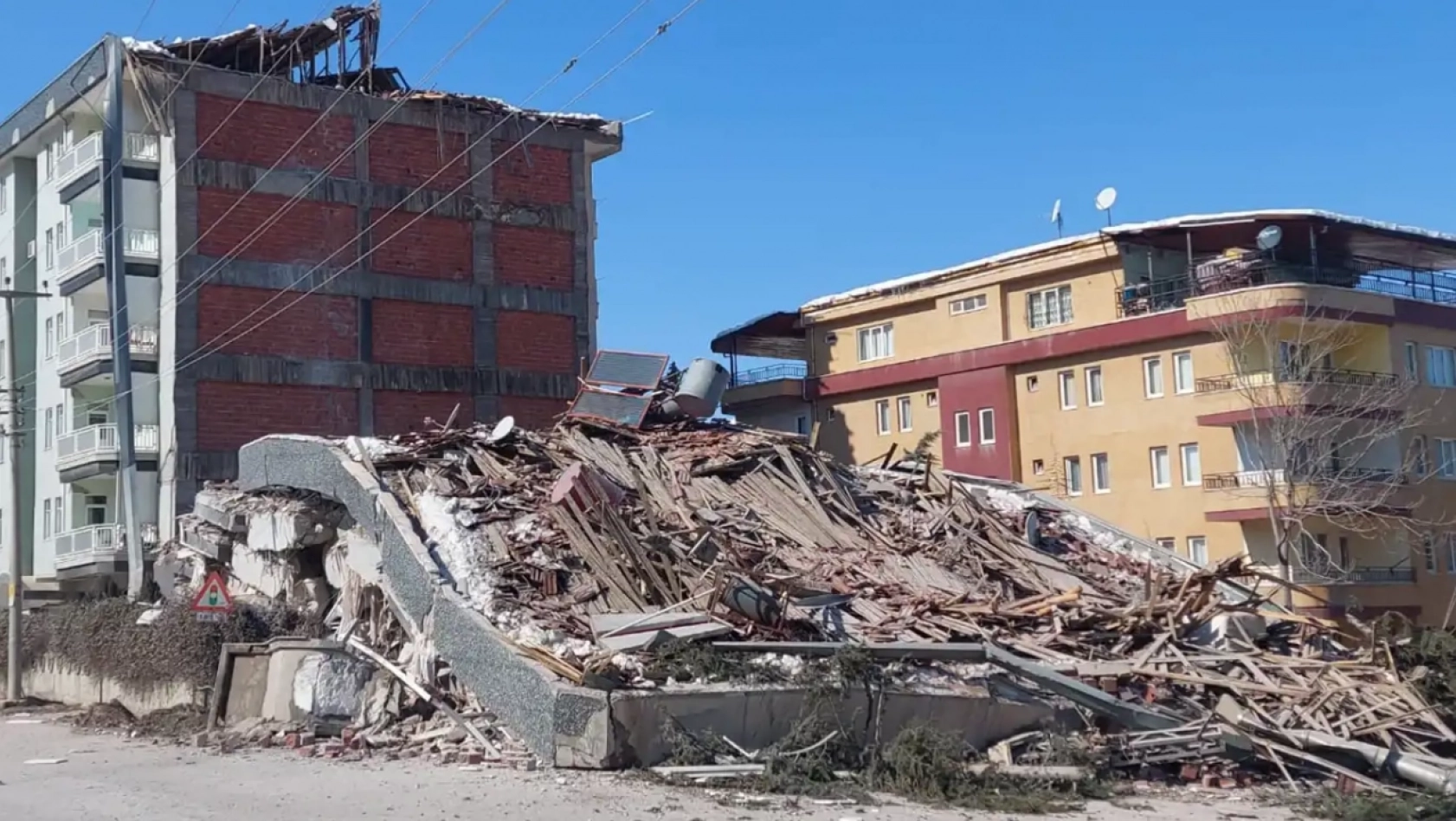 Depremde ağır hasar gören bina aniden çöktü