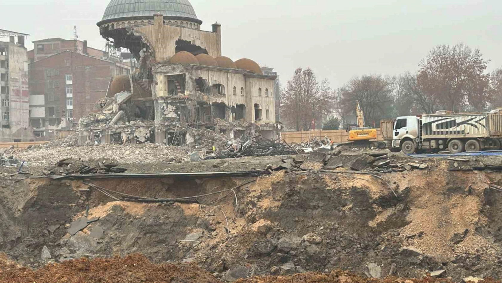 Depremde hasar alan Söğütlü Camii'nin kubbesi böyle yıkıldı