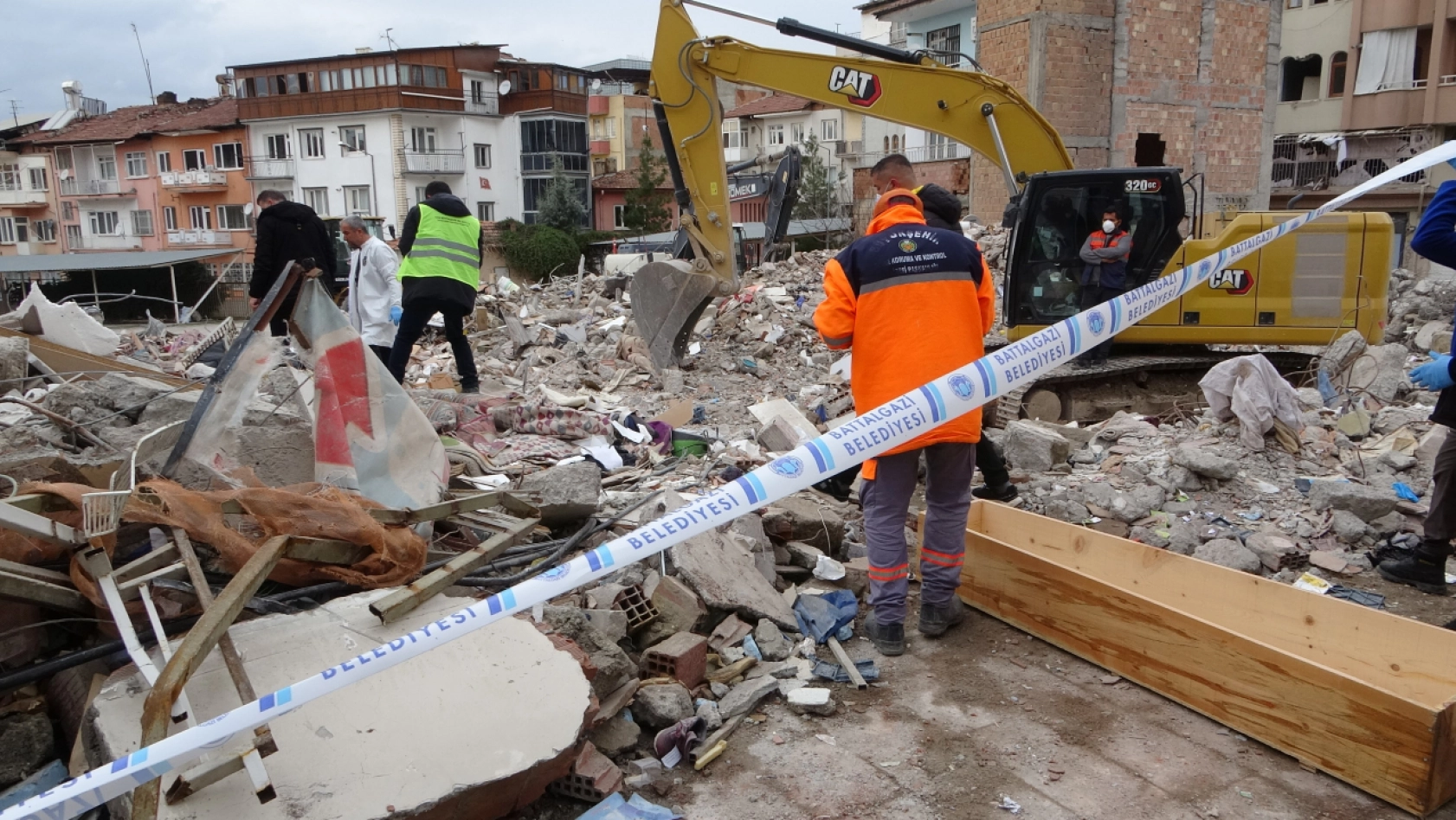 Depremde yıkılan binanın enkazında erkek cesedi bulundu