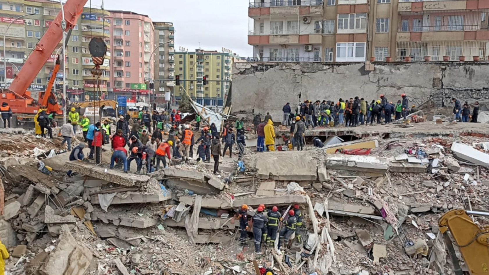 Depremlerde vefat edenlerin sayısı 9 bini aştı