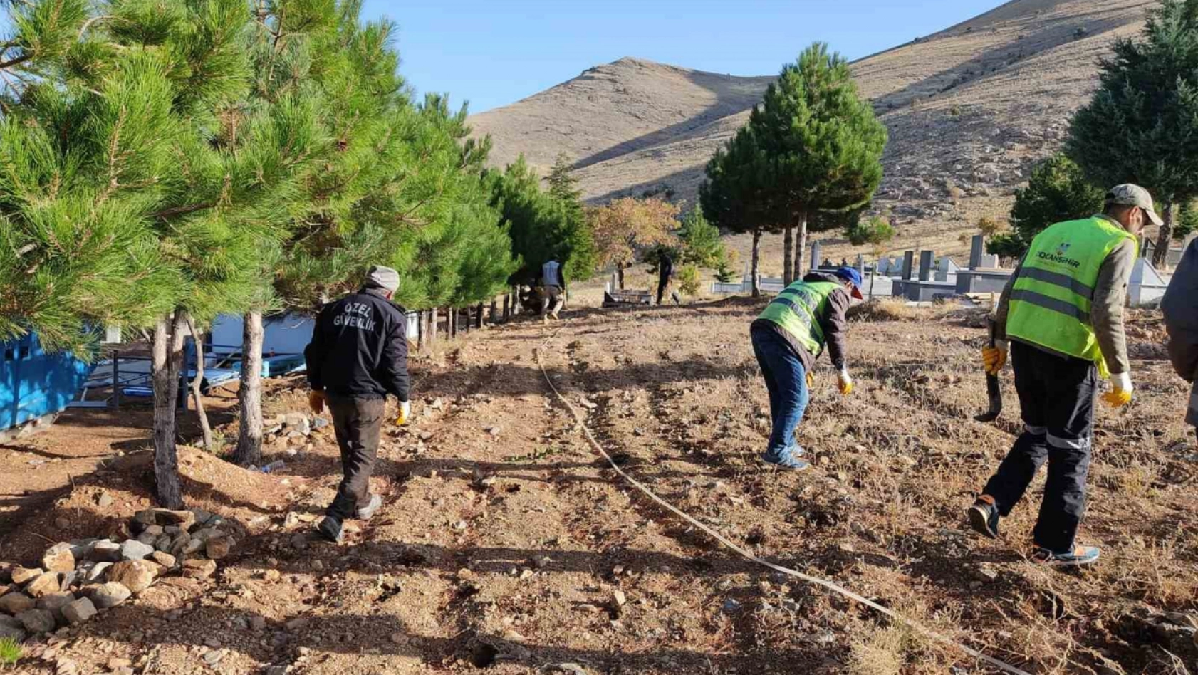 Doğanşehir Belediyesi 39 mahallede mezarlık temizliği yapıyor
