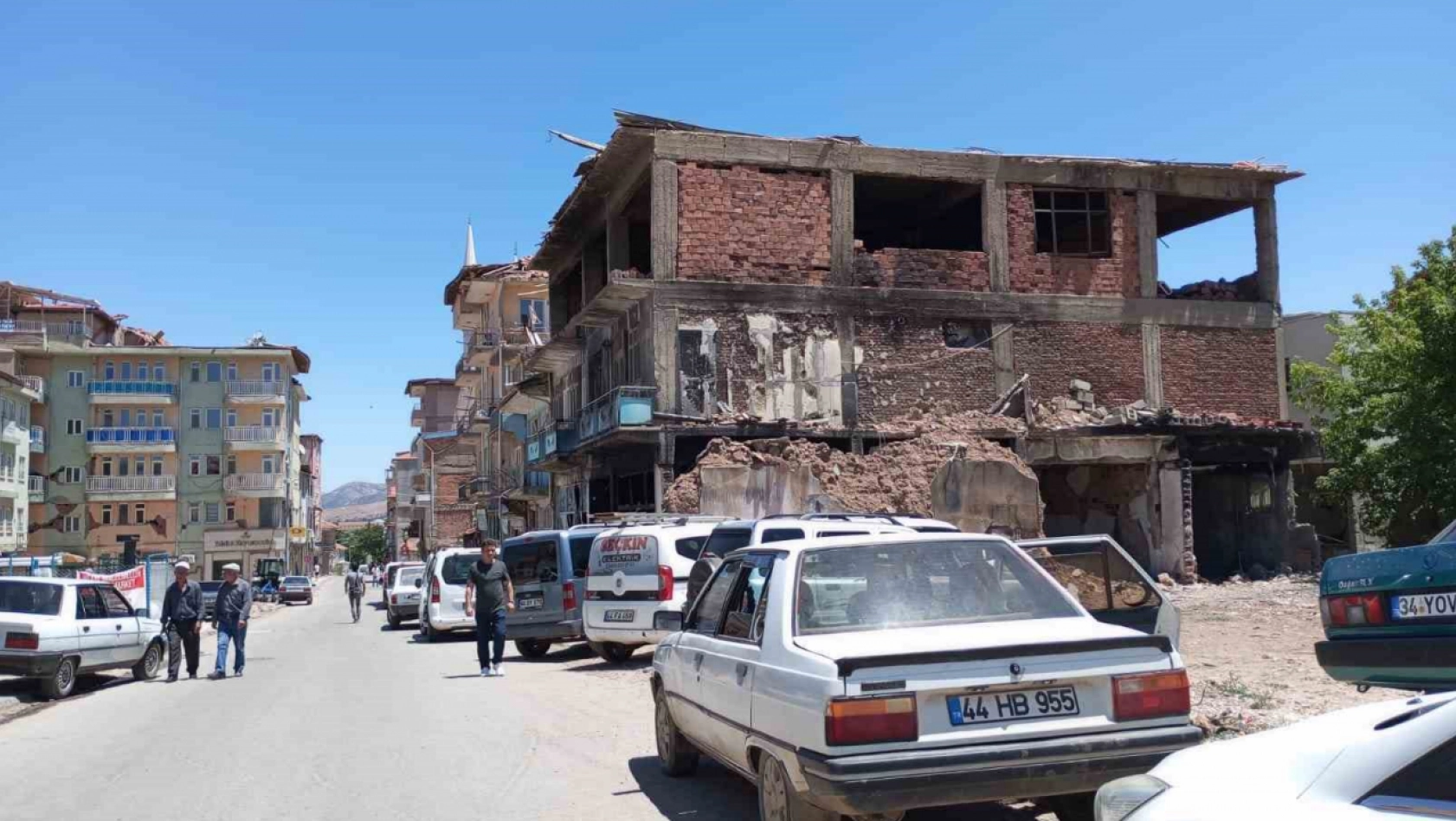 Doğanşehir'de ağır hasarlı binaların yıkımına başlanıyor