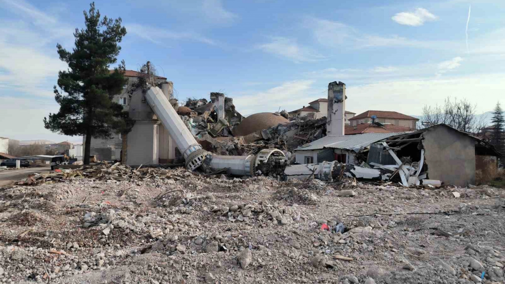 Doğanşehir'de ağır hasarlı yapıların yıkımı sürüyor