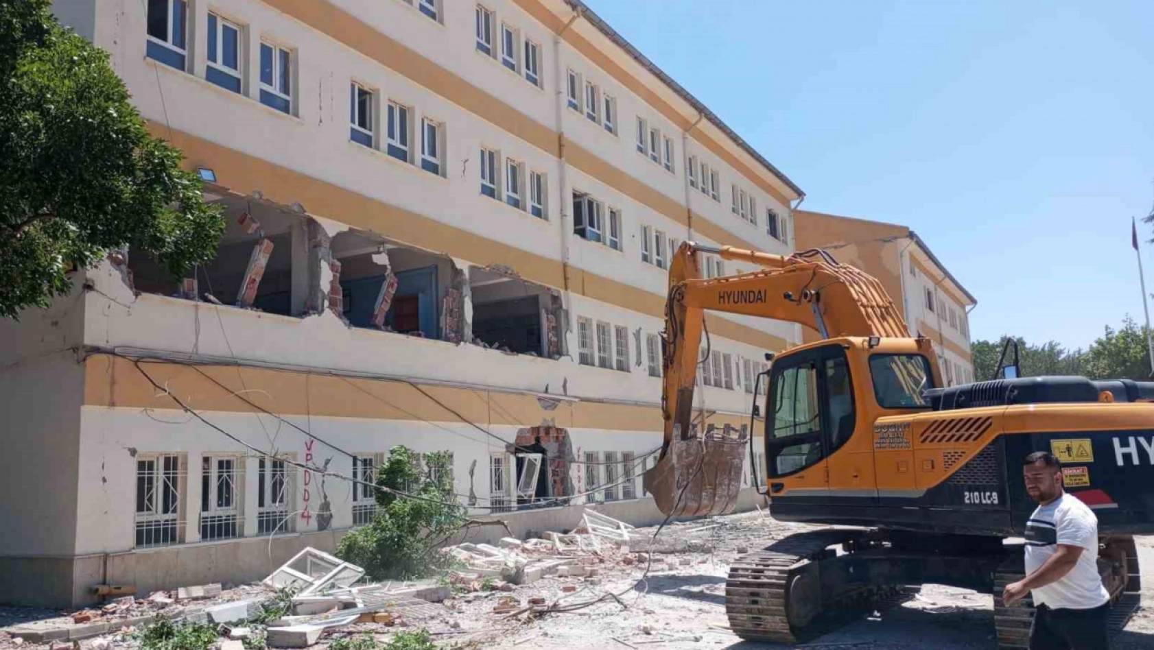 Doğanşehir'de hasarlı kamu binaları yıkılıyor