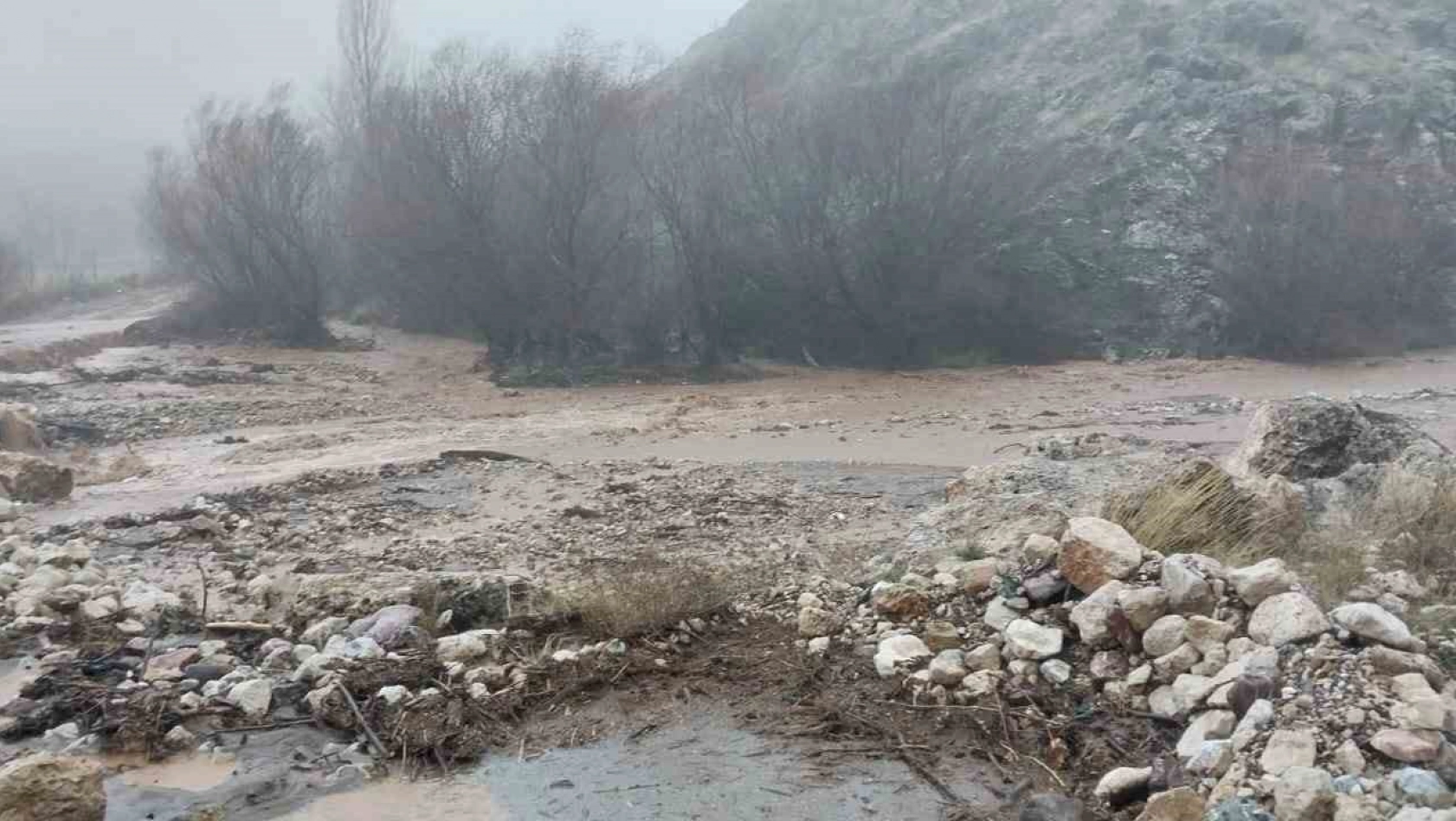 Doğanşehir'de yağmur suları sel getirdi