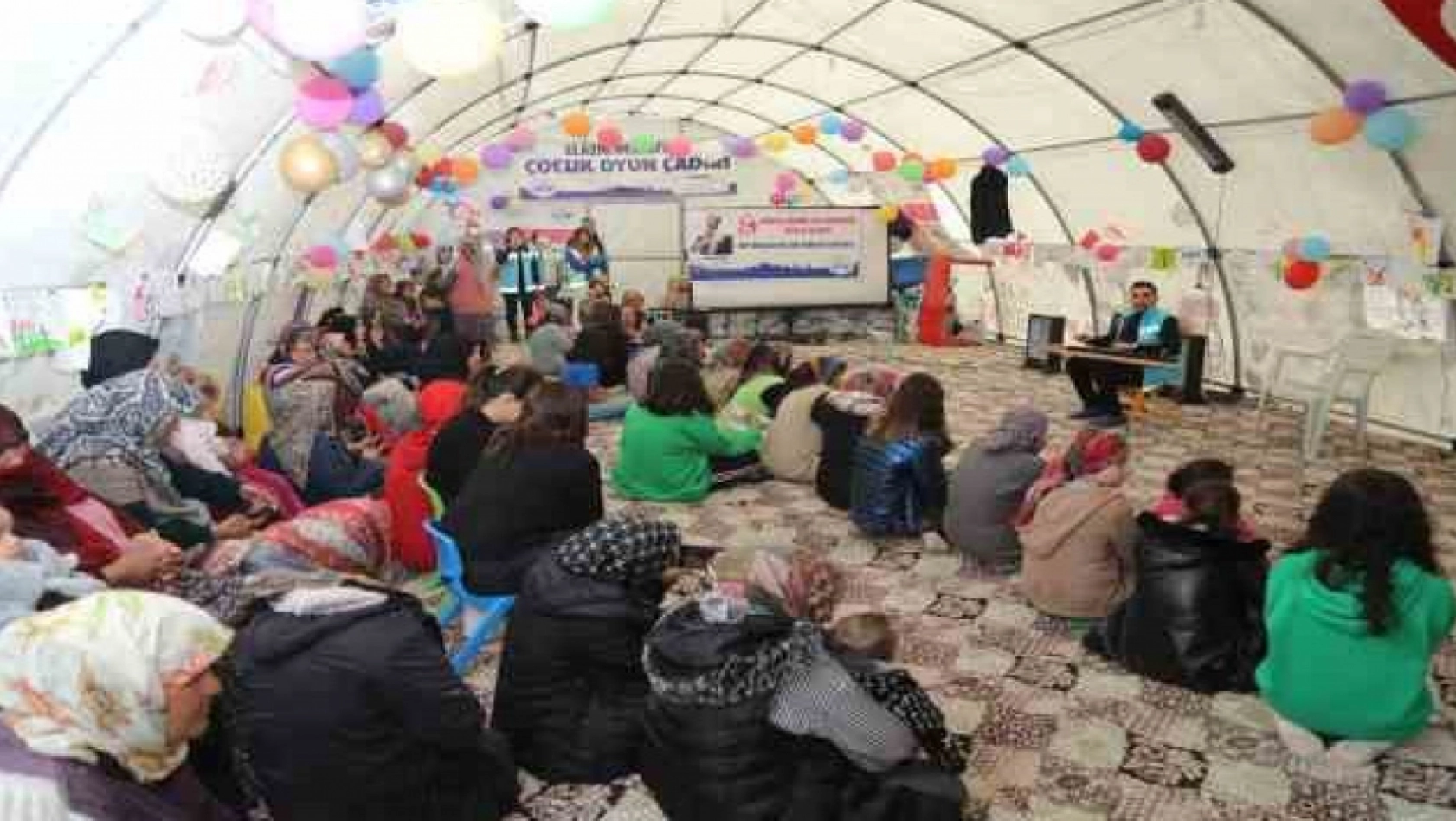 Elazığ Belediyesi depremzede kadınları yalnız bırakmadı