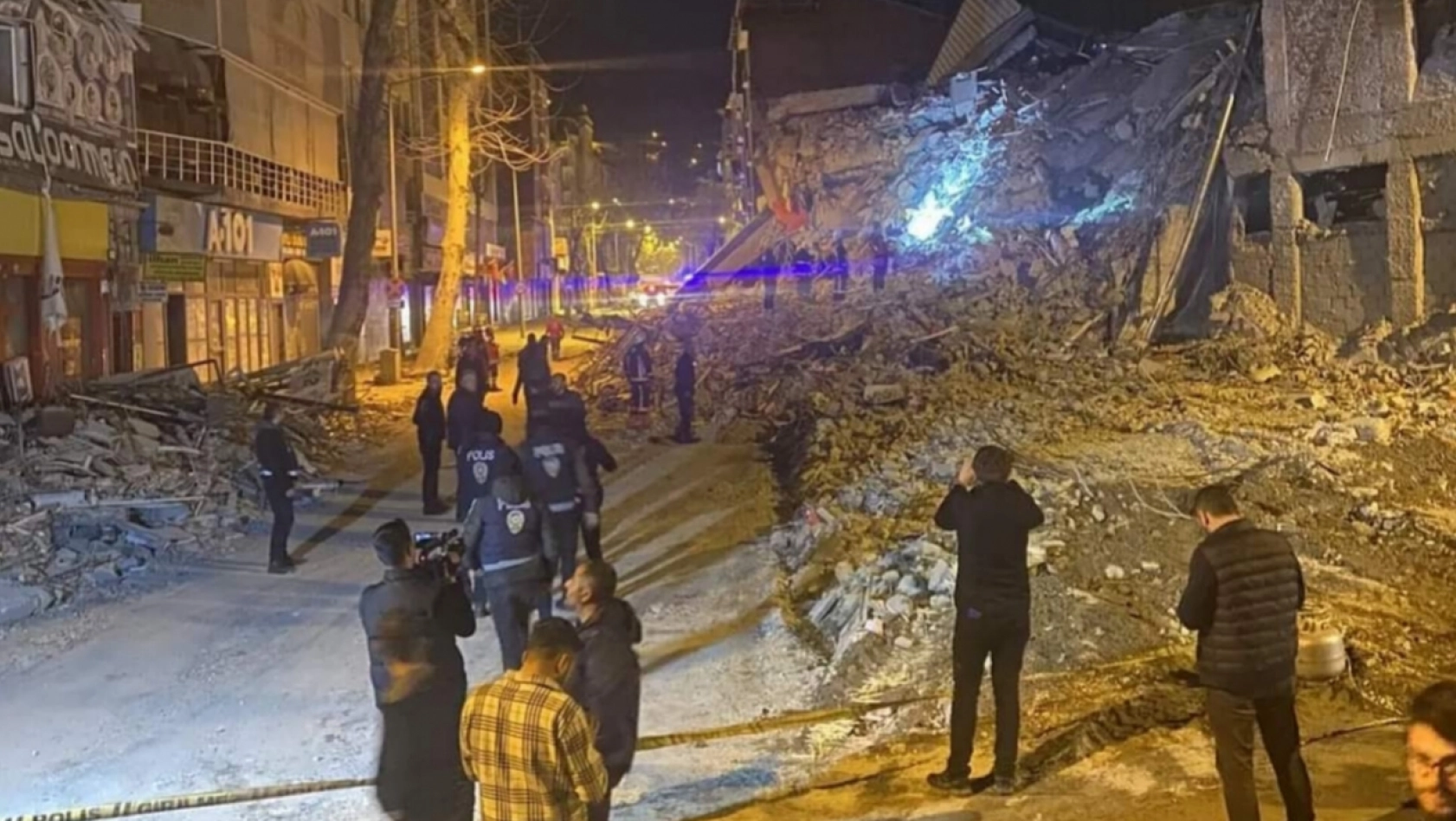 Fuzuli Caddesinde Bir Bina Çöktü