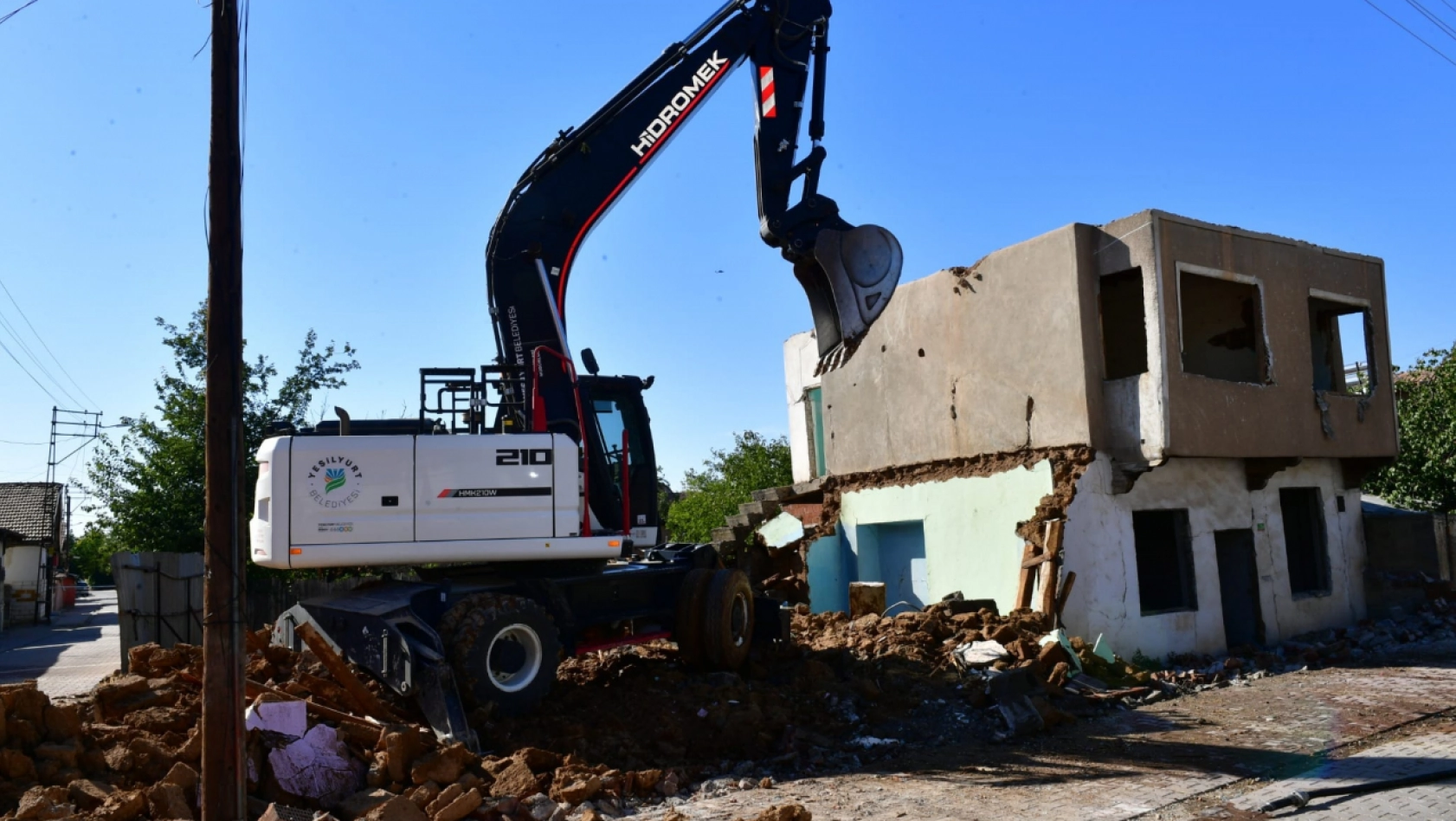 Gazi Mahallesindeki Metruk Binalar Yıkılıyor