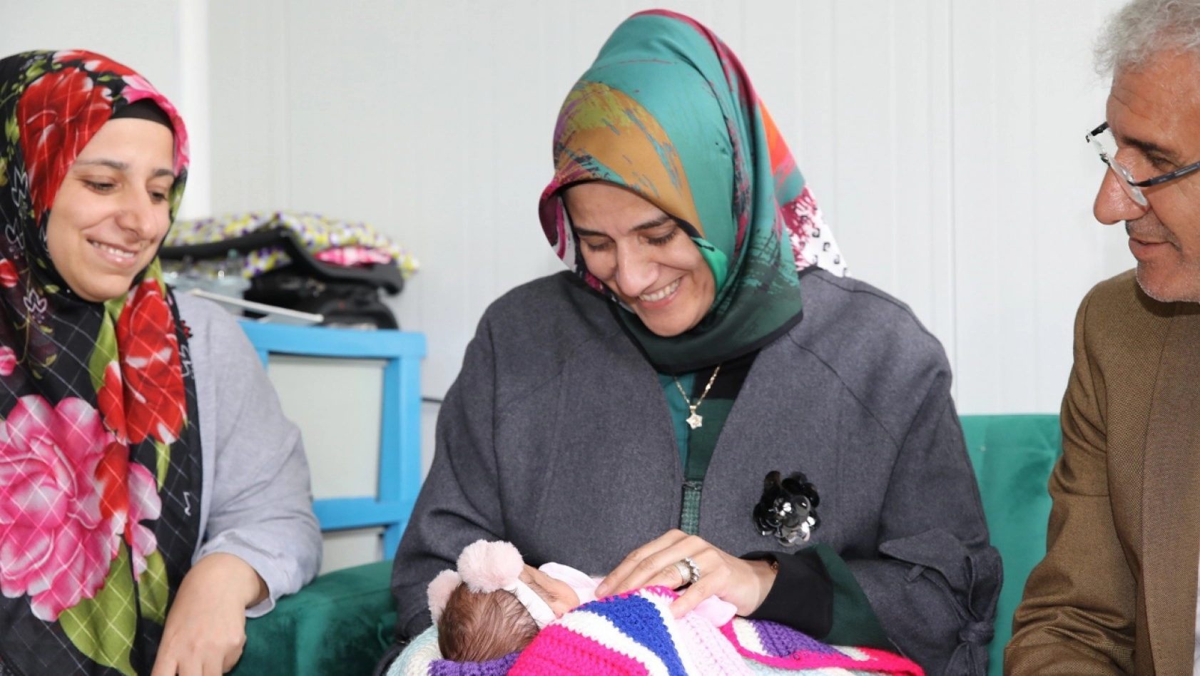 Güder bebek sevinci yaşayan depremzede aileyi ziyaret etti