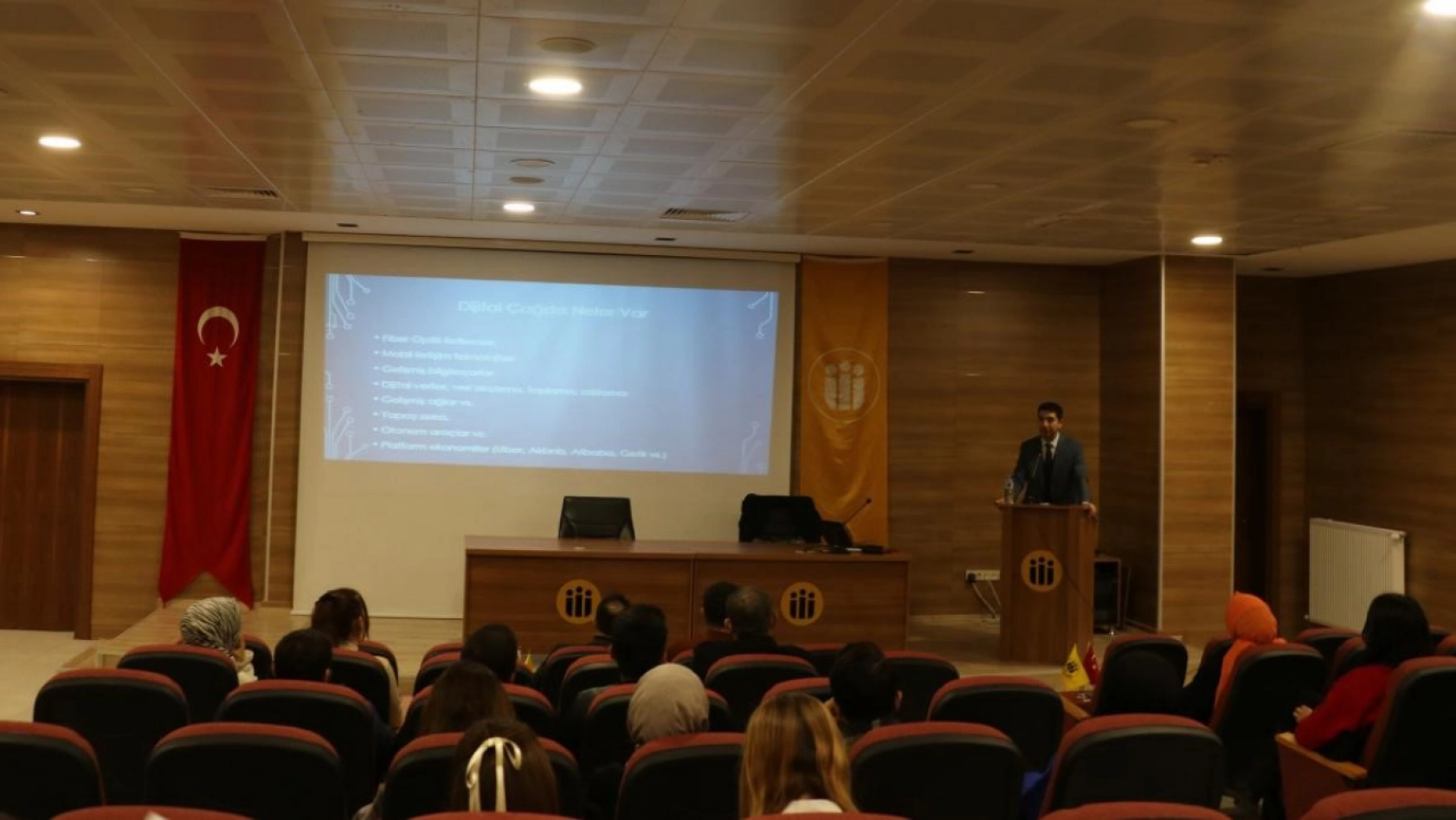 İnönü Üniversitesi'nde 'Dijital Çağda Liderlik' konferansı düzenlendi