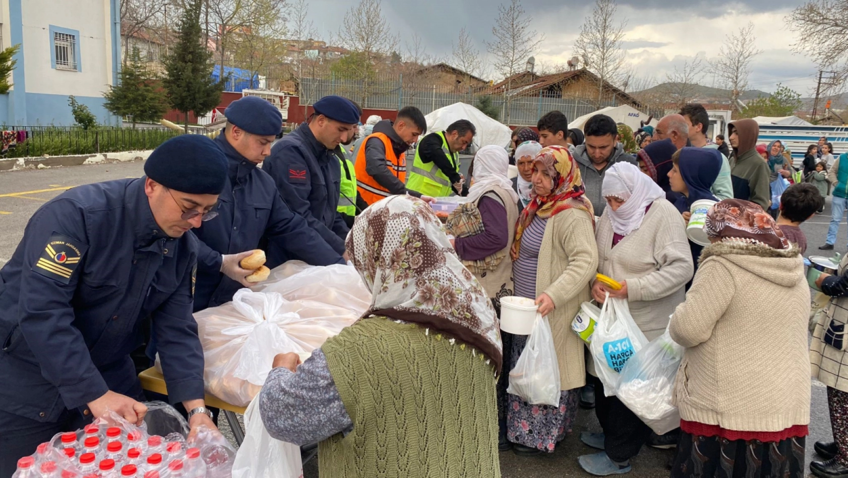 Jandarma depremzede vatandaşlarla iftar yaptı