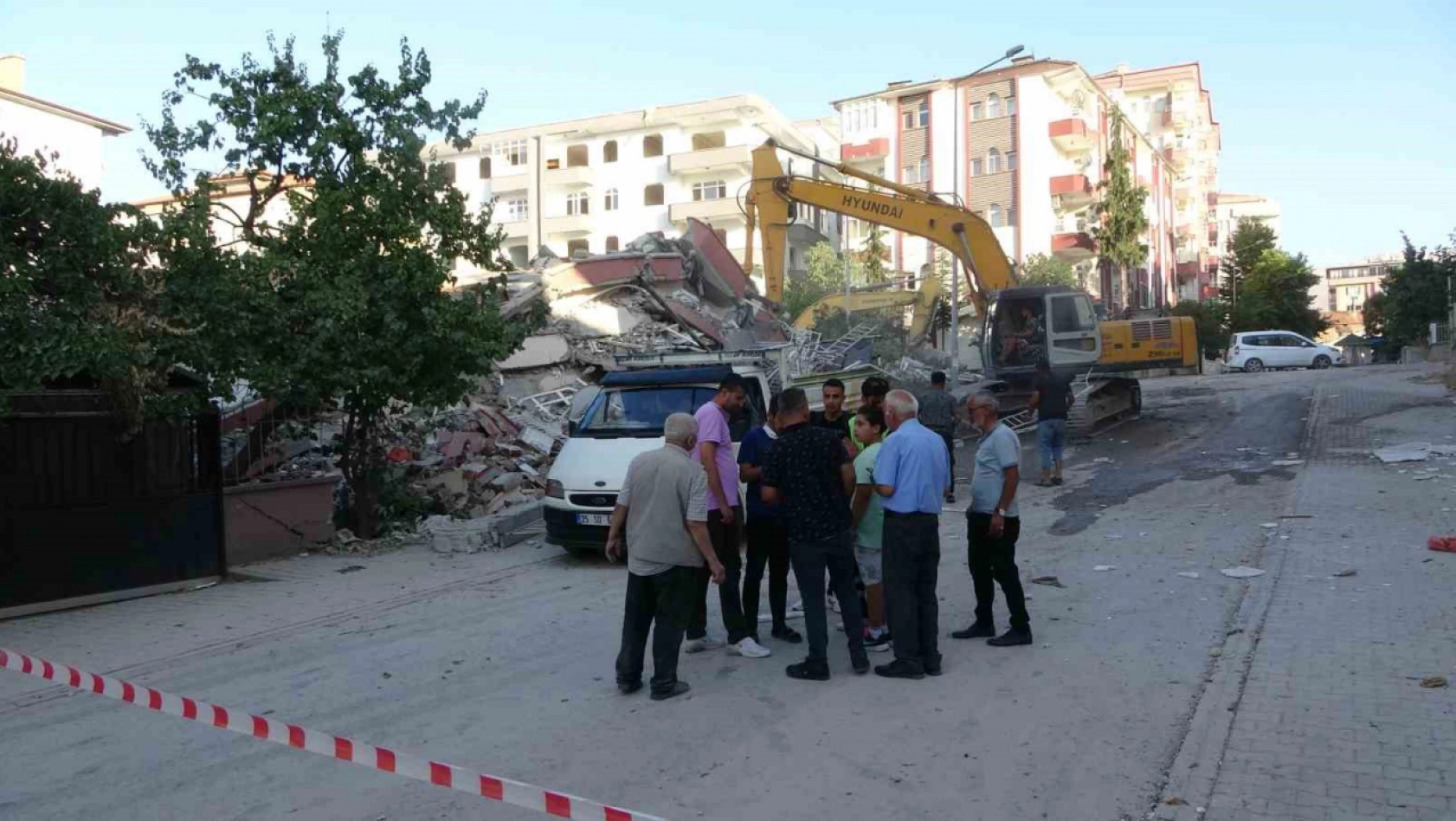 Malatya'da 'Bina çöktü, iş makinesi altında kaldı