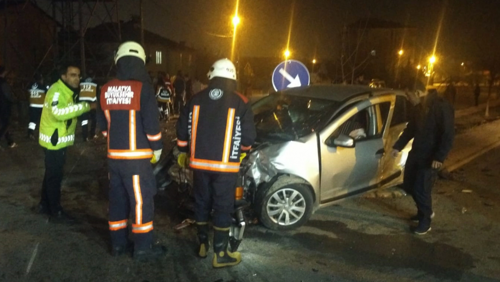 Malatya'da 2 araç çarpıştı: Biri ağır 3 yaralı