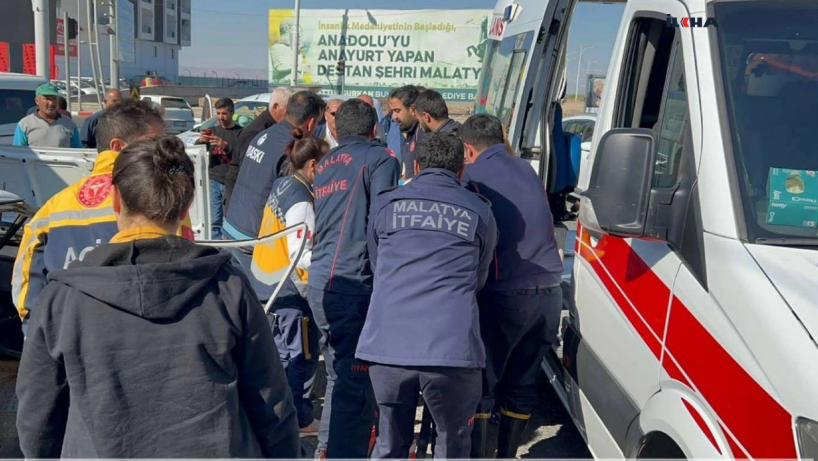 Malatya'da 3 aracın karıştığı kazada 2 kişi yaralandı