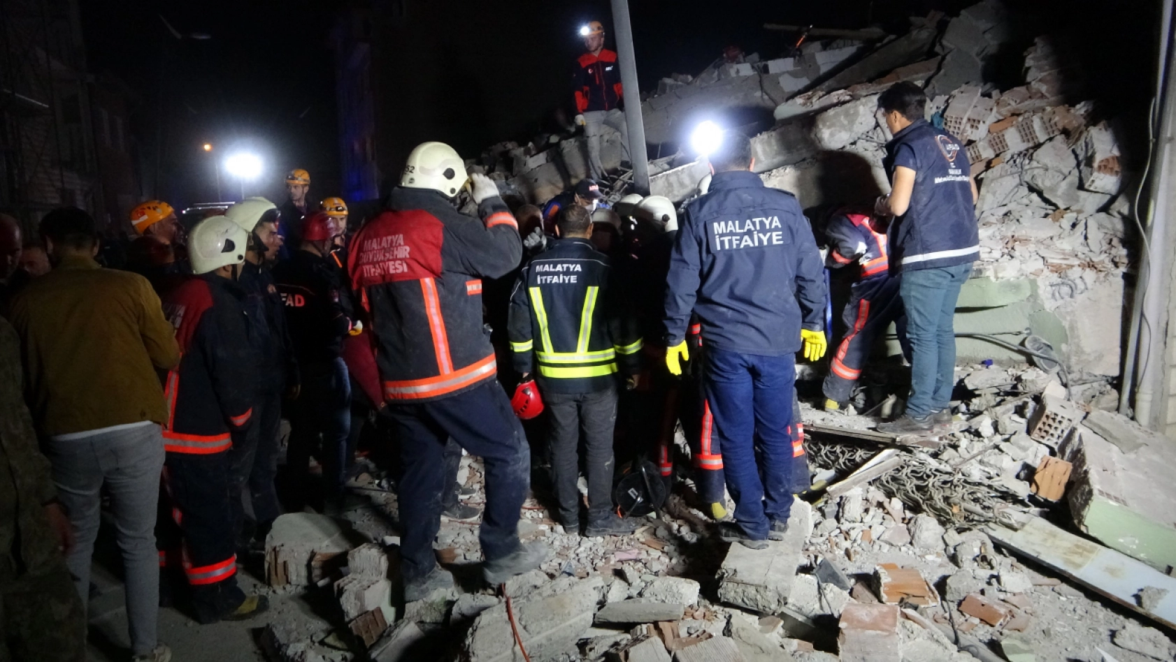Malatya'da 3 katlı ağır hasarlı bina çöktü: 1 kişi öldü
