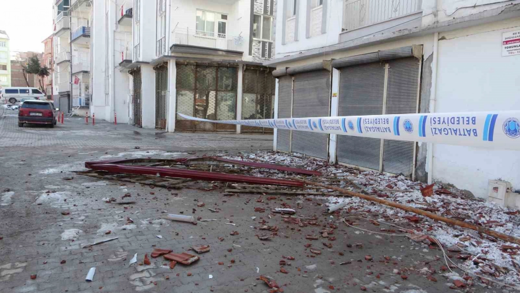 Malatya'da 4 katlı binanın çatısı çöktü