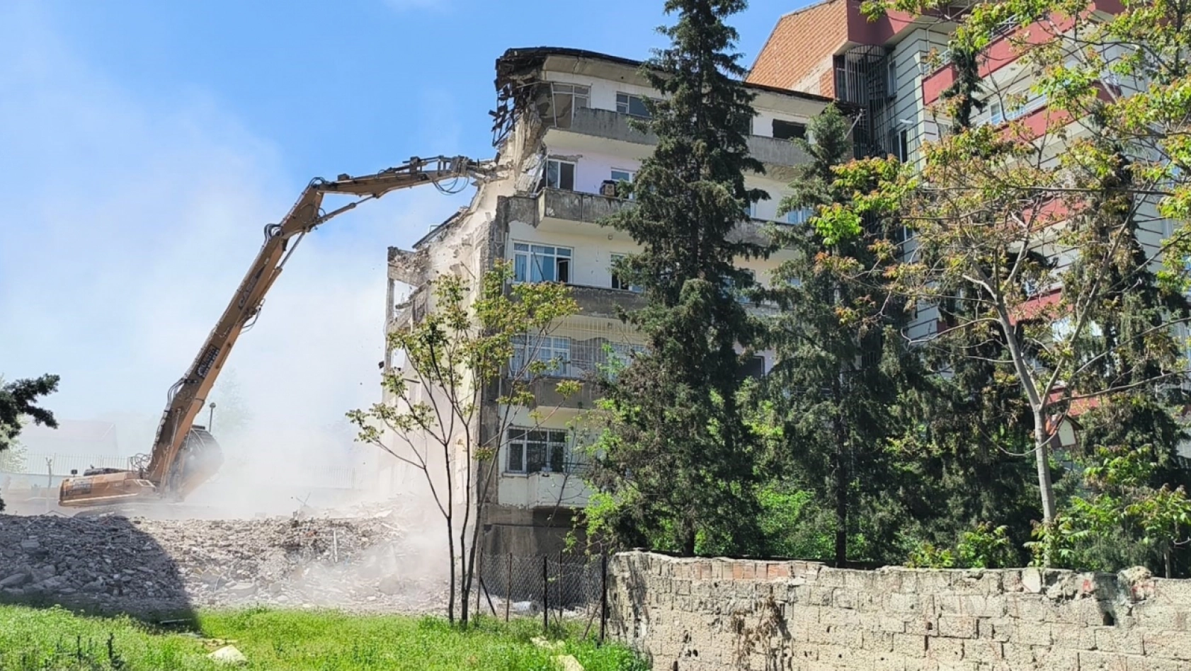 Malatya'da acil yıkılacak evlerin yıkımı sürüyor