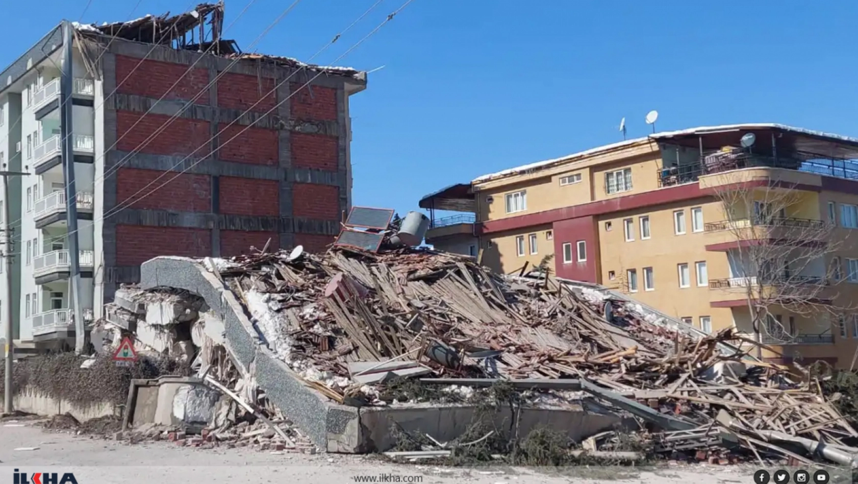 Malatya'da ağır hasarlı bina çöktü