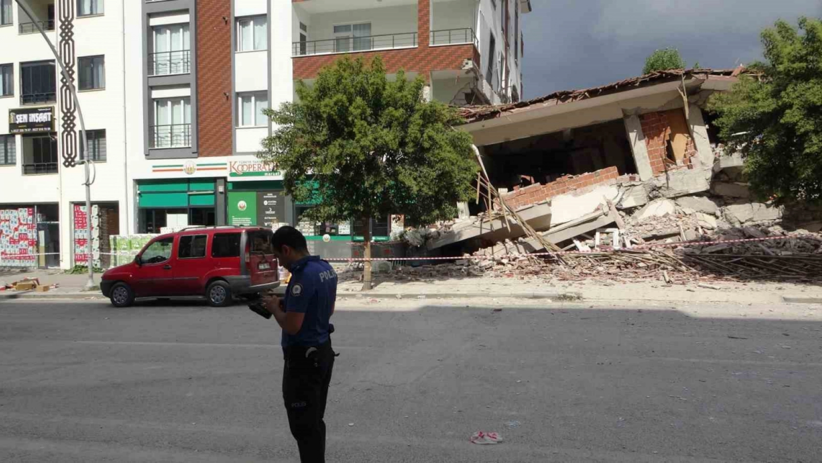 Malatya'da ağır hasarlı bina yıkım sırasında sağlam binanın üzerine çöktü