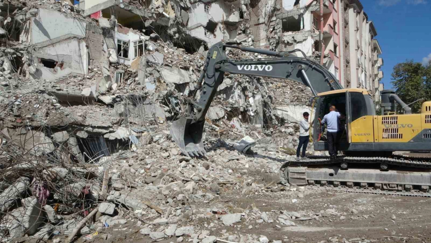 Malatya'da ağır hasarlı binalar eş zamanlı yıkılıyor