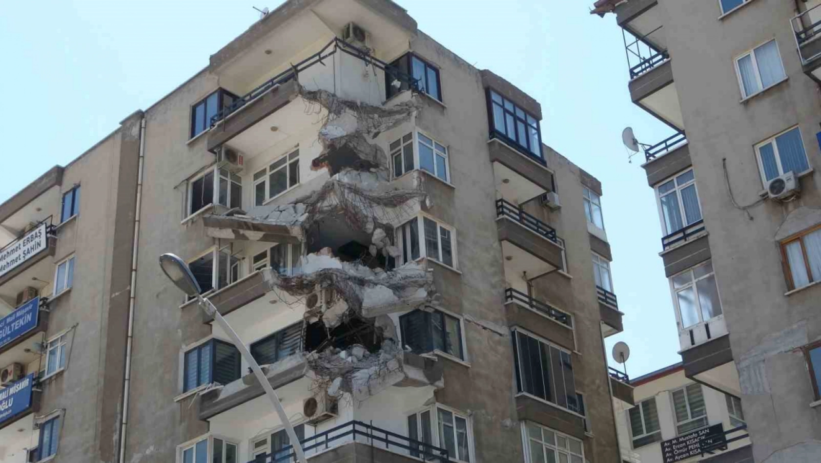 Malatya'da bir bölümü yıkılan bina tehlike saçıyor