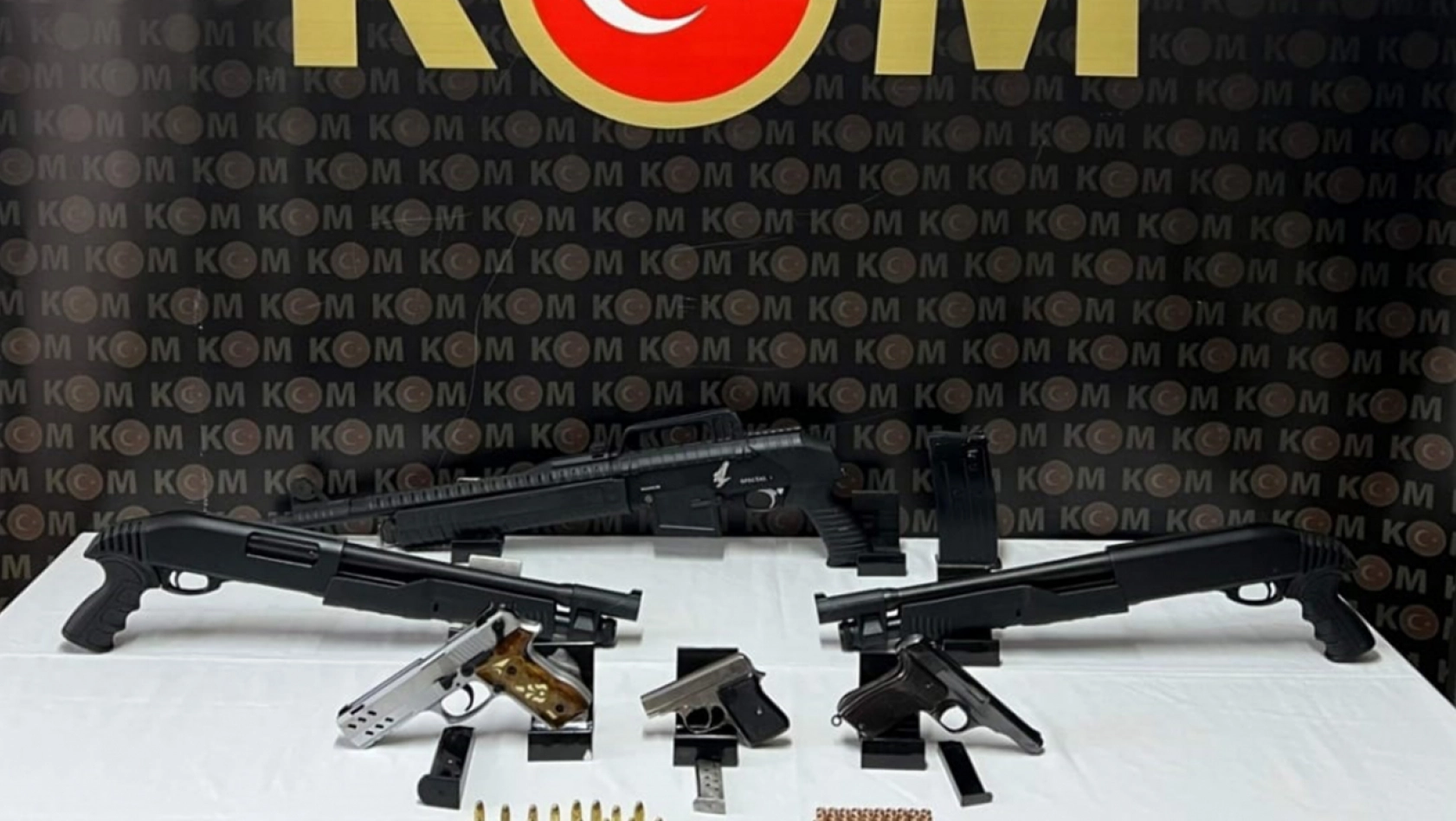 Malatya'da bir iş yerinde çok sayıda silah ele geçirildi