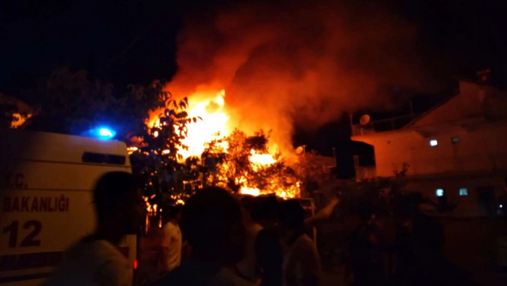 Malatya'da çıkan yangın ahıra ve 2 evin çatı katına sıçradı