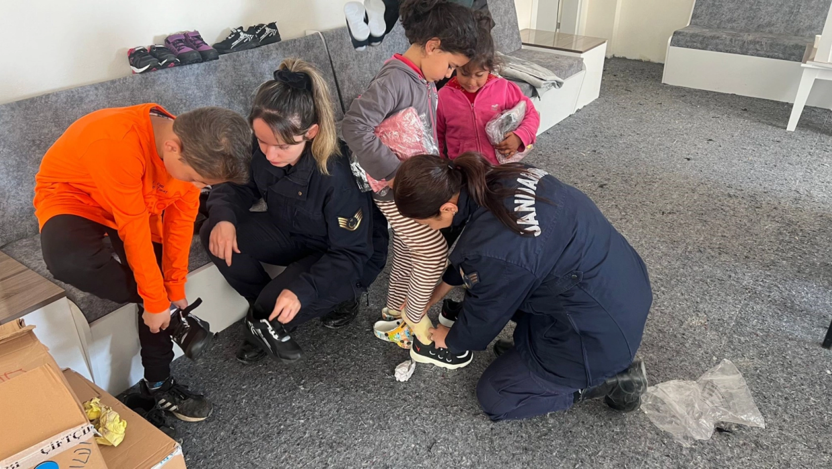 Malatya'da depremzede çocuklara jandarma şefkati