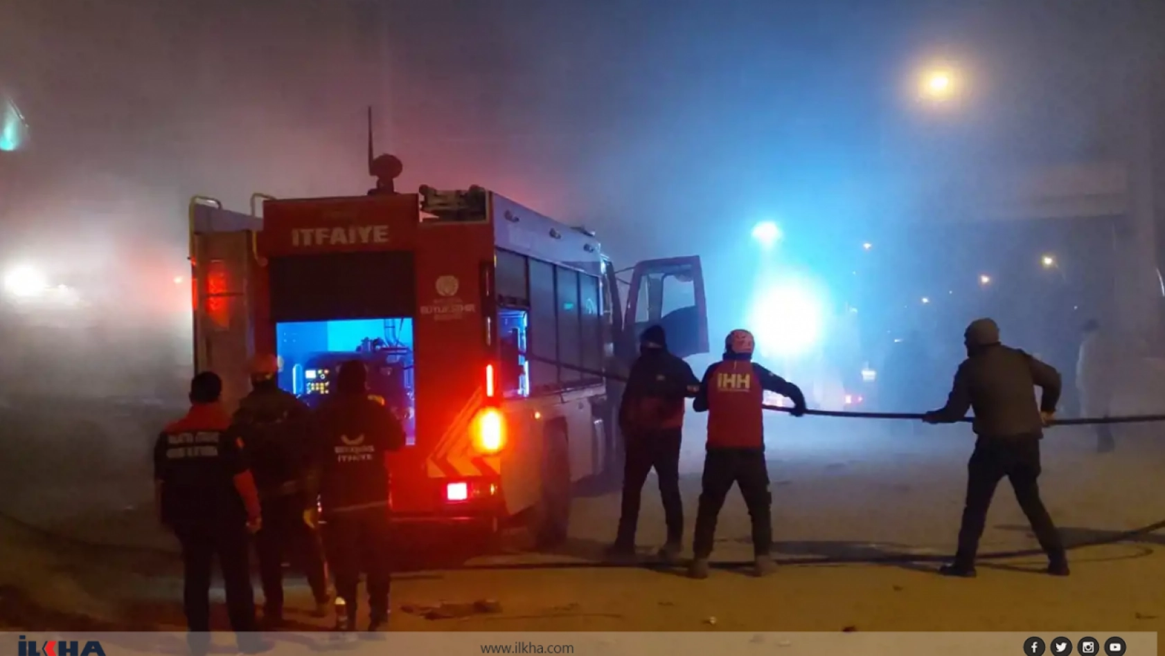 Malatya'da enkaz alanında çıkan yangın paniğe neden oldu