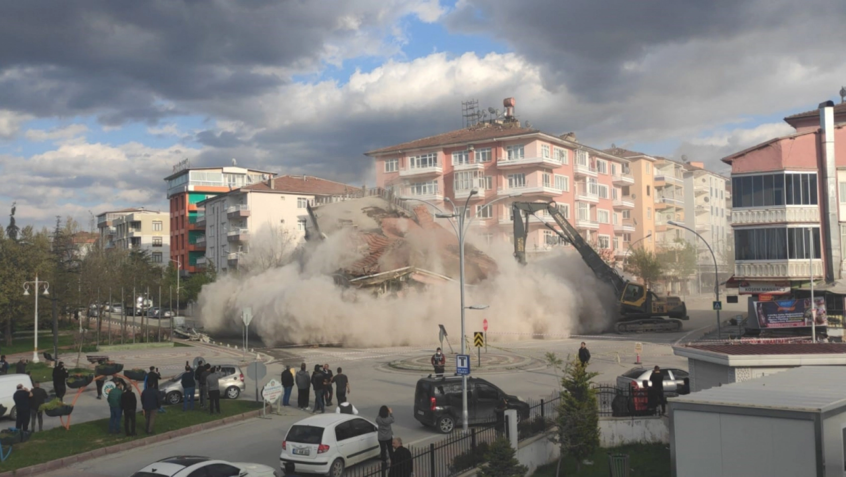 Malatya'da hasarlı binaların yıkımı sürüyor