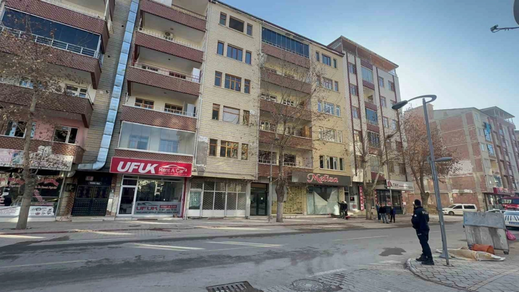 Malatya'da hasarlı iki binanın kolonlarındaki açılmalar korkuttu