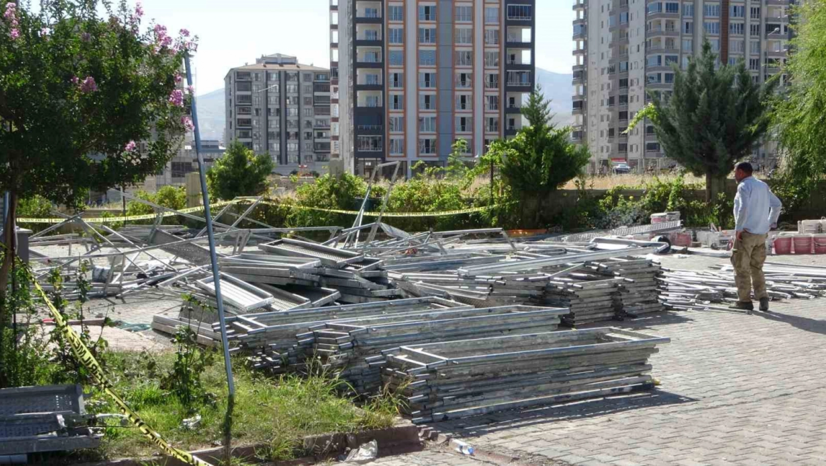 Malatya'da inşaat iskelesi çöktü: 3 işçi ağır yaralandı