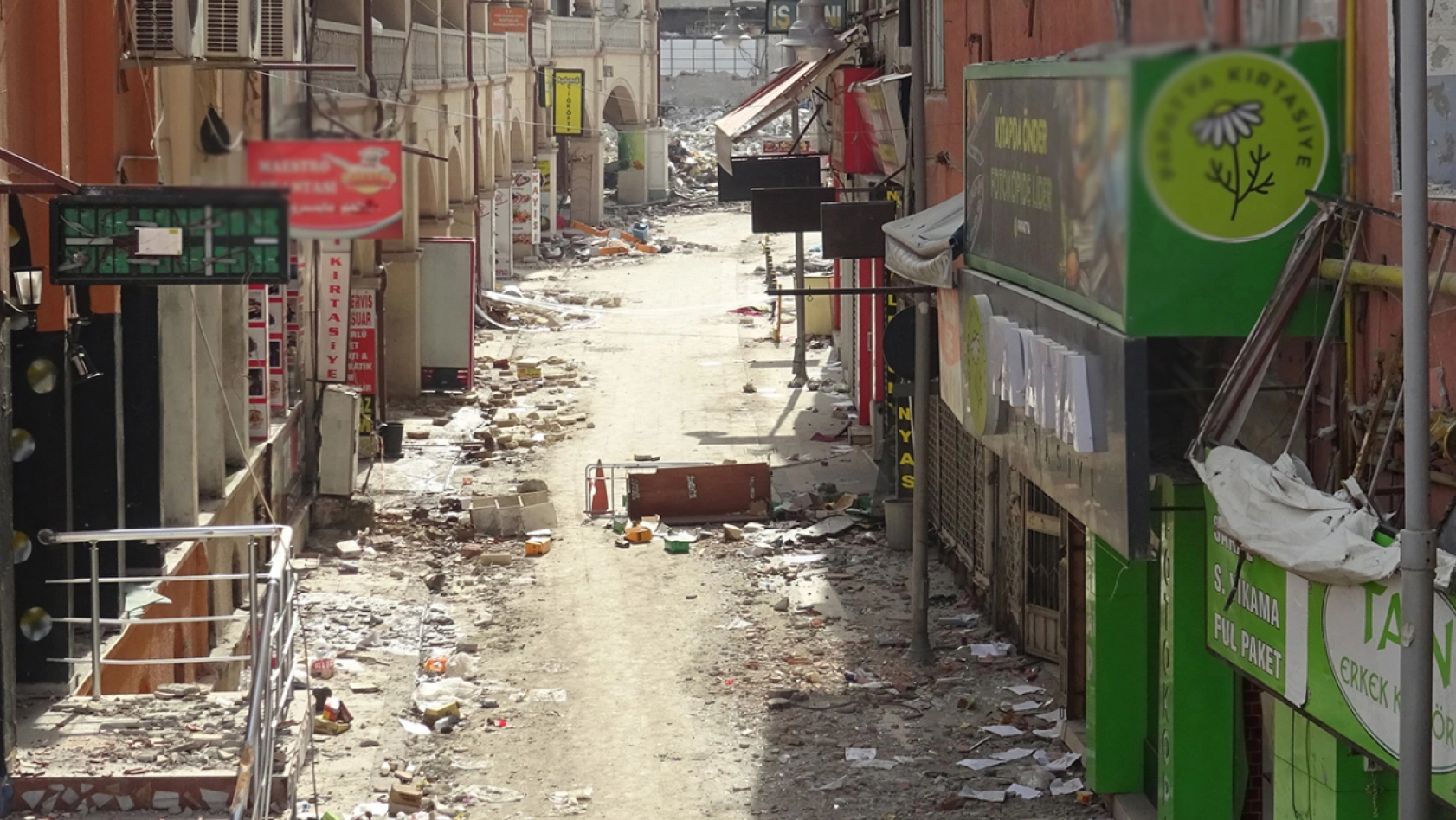 Malatya'da işyerleri depremde yıkılan esnaf seyyar satıcılık yapmaya başladı