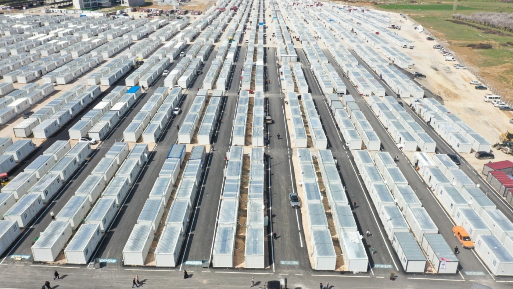 Malatya'da konteyner kentlerde asfaltlama çalışmaları sürüyor
