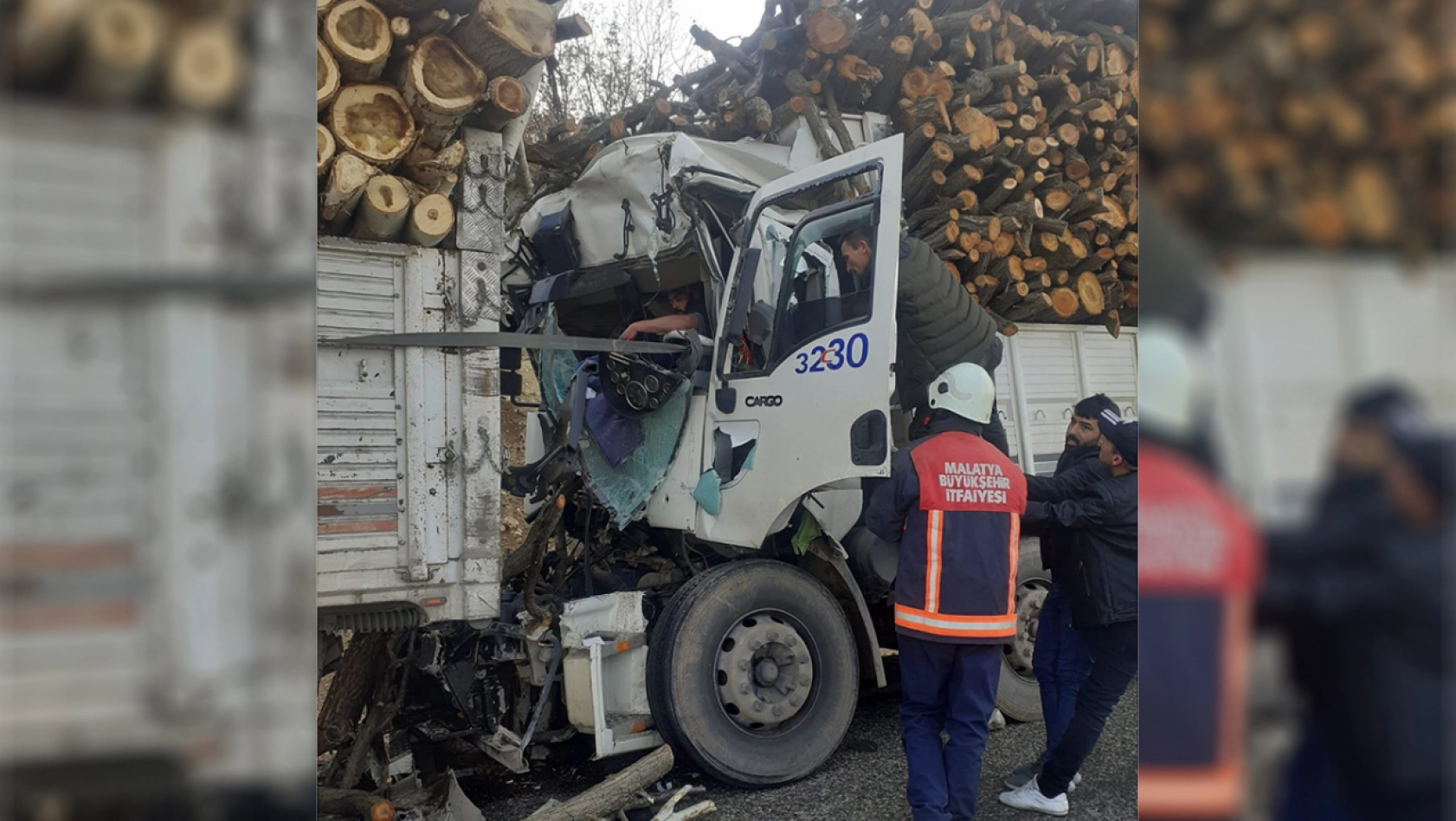 Malatya'da odun yüklü kamyonun freni patladı faciaya ramak kaldı