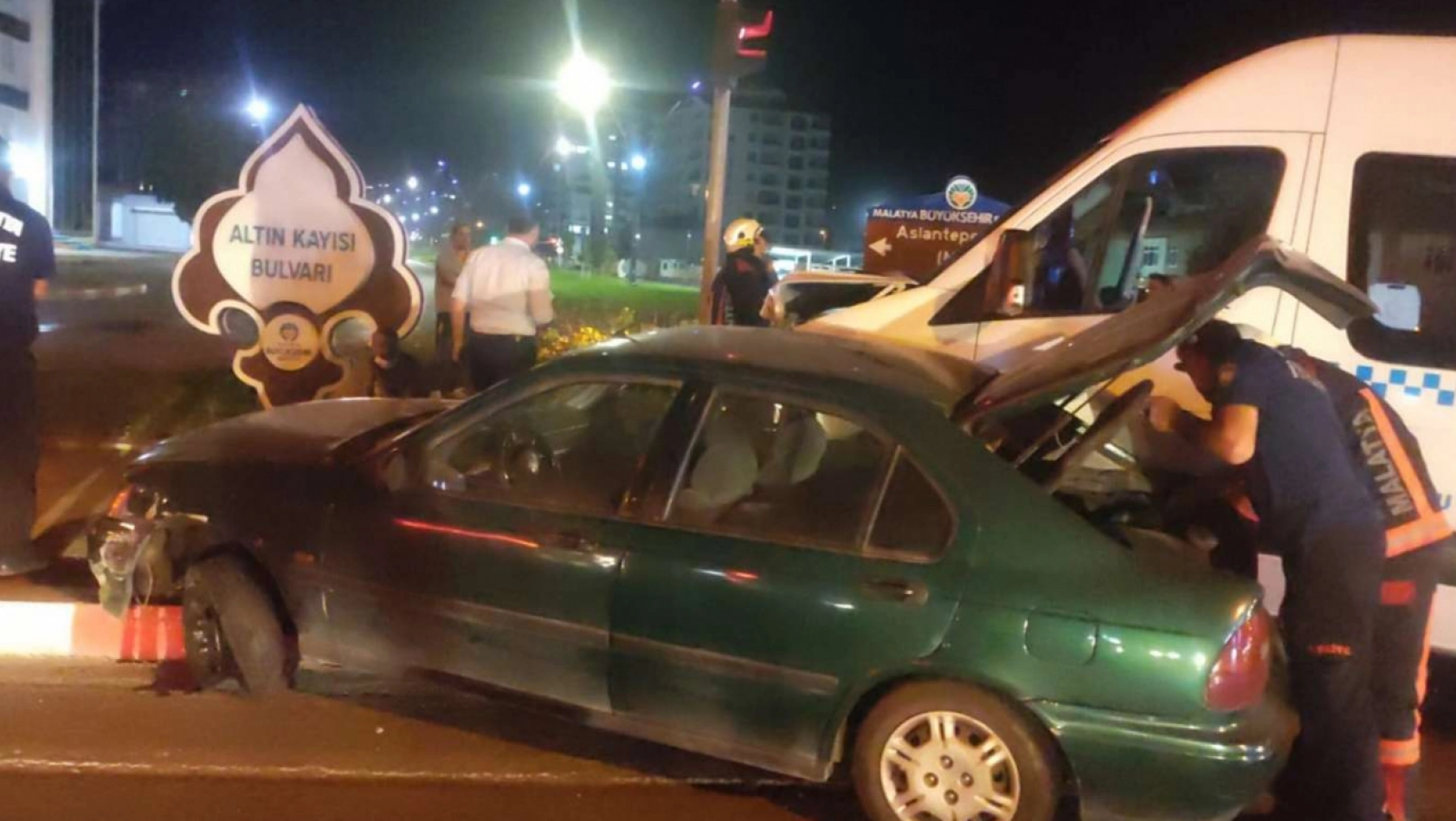 Malatya'da otomobil ile minibüs çarpıştı: 1 yaralı