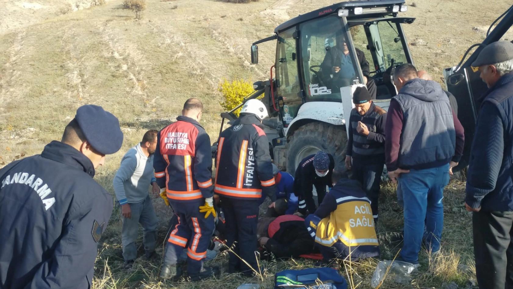Malatya'da şarampole yuvarlanan iş makinasının sürücüsü yaralandı