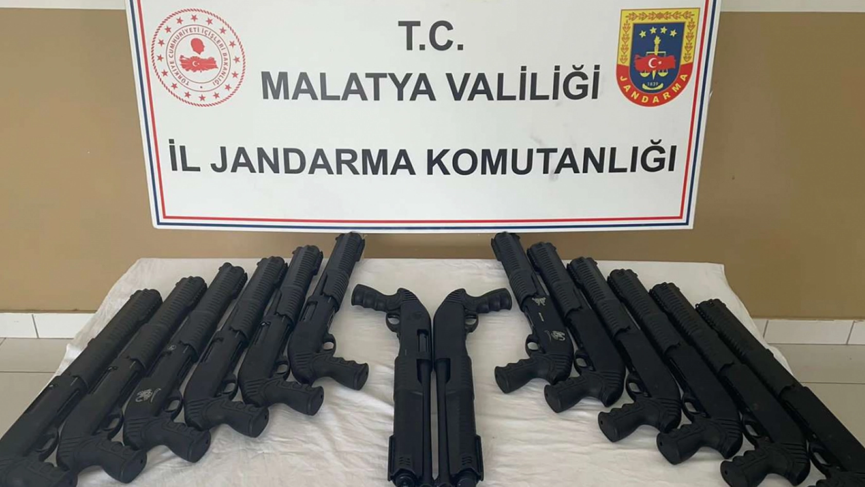 Malatya'da şüphe üzeri durdurulan araçtan 14 adet pompalı tüfek çıktı