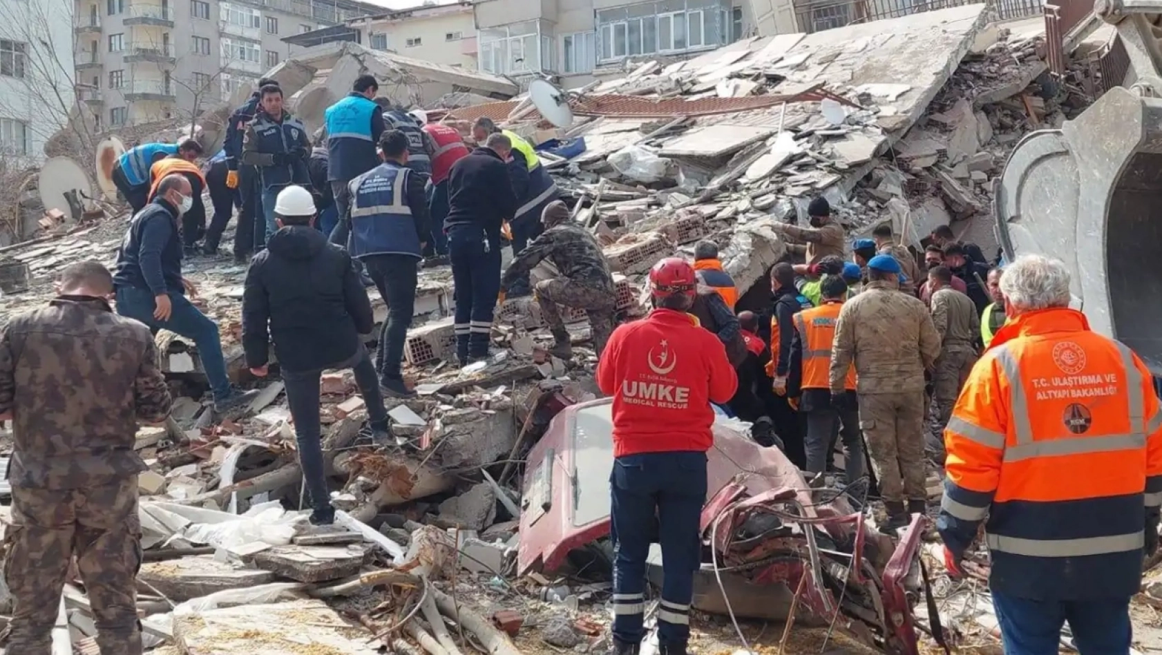 Malatya'daki depremde yıkılan binanın enkazında arama kurtarma çalışmaları sürüyor