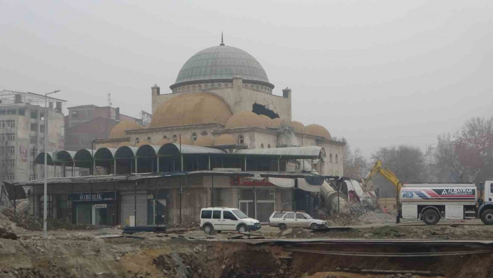 Malatya'nın sembol yapılarından Söğütlü Camii'nde yıkım başladı
