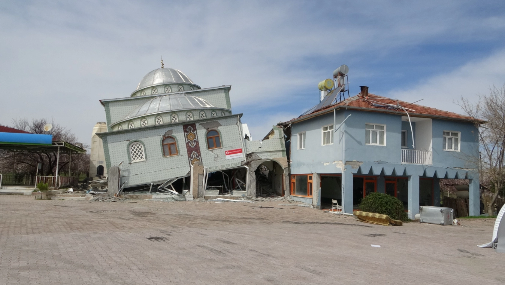 Mescid-i Aksa Camii'nin önce minaresi, sonra ise kendisi yıkıldı